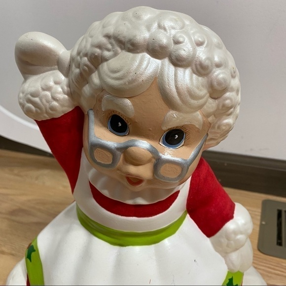 Vintage Ceramic Mrs. Claus Christmas Statue Decor - Picture 3 of 8